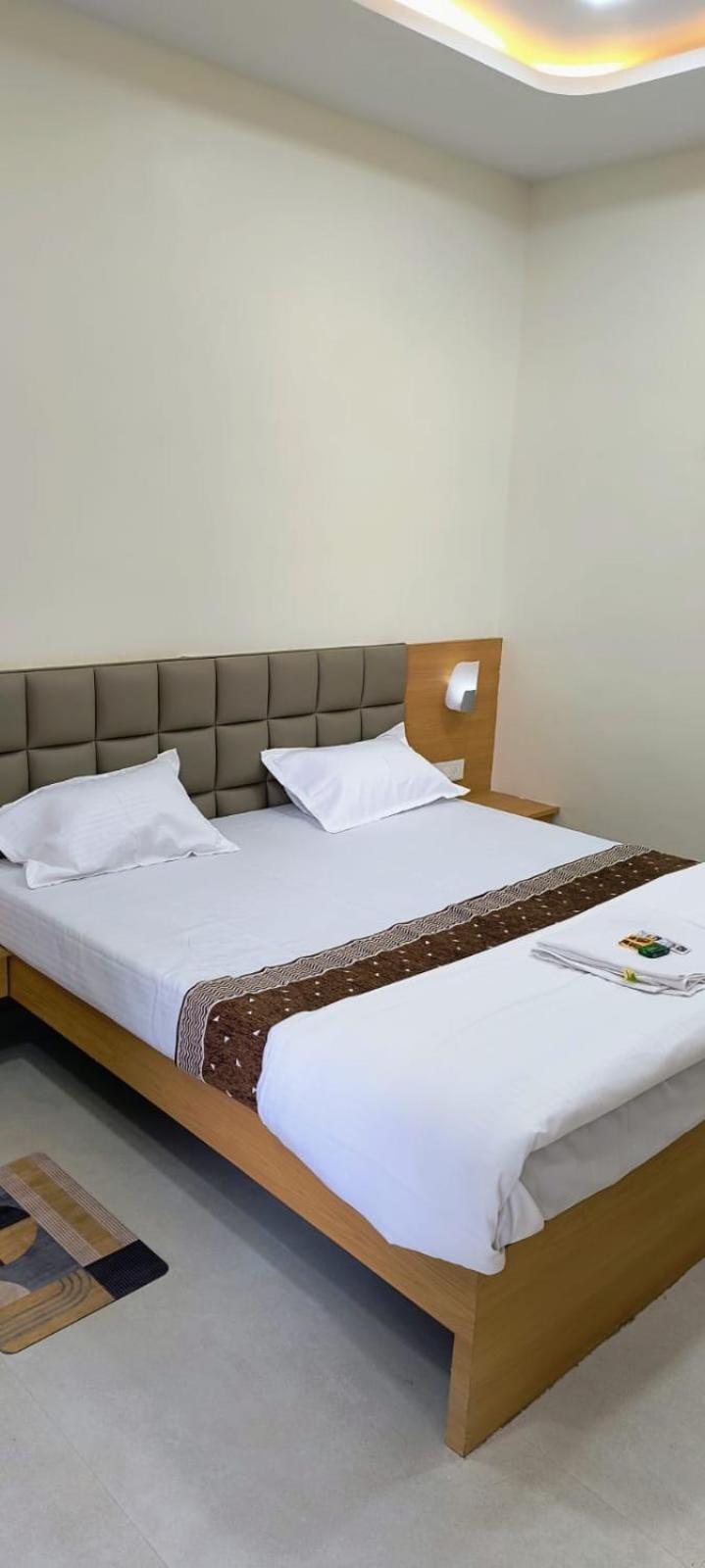 Hotel Satyam Shajapur 外观 照片