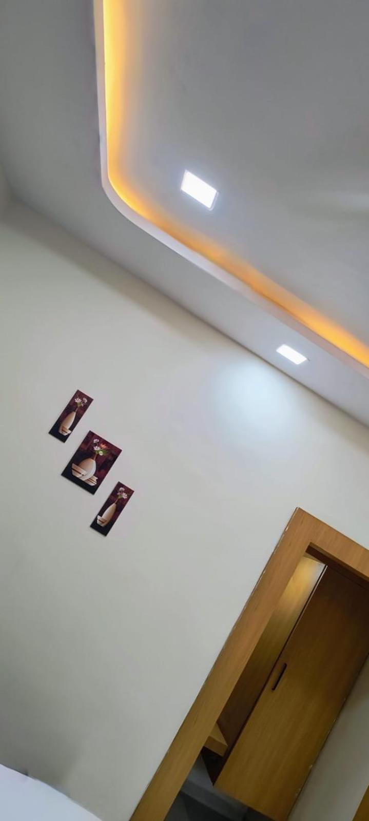 Hotel Satyam Shajapur 外观 照片