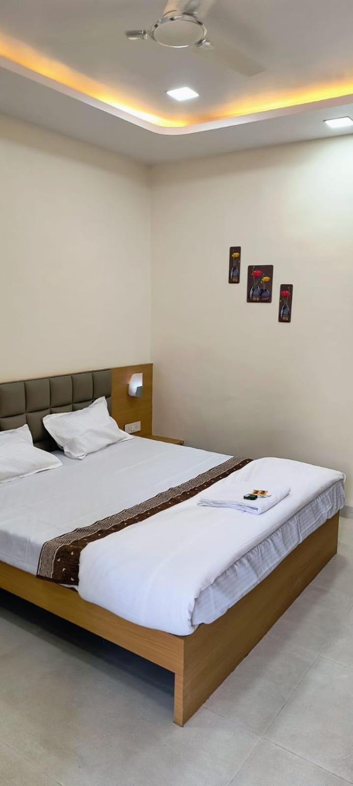 Hotel Satyam Shajapur 外观 照片