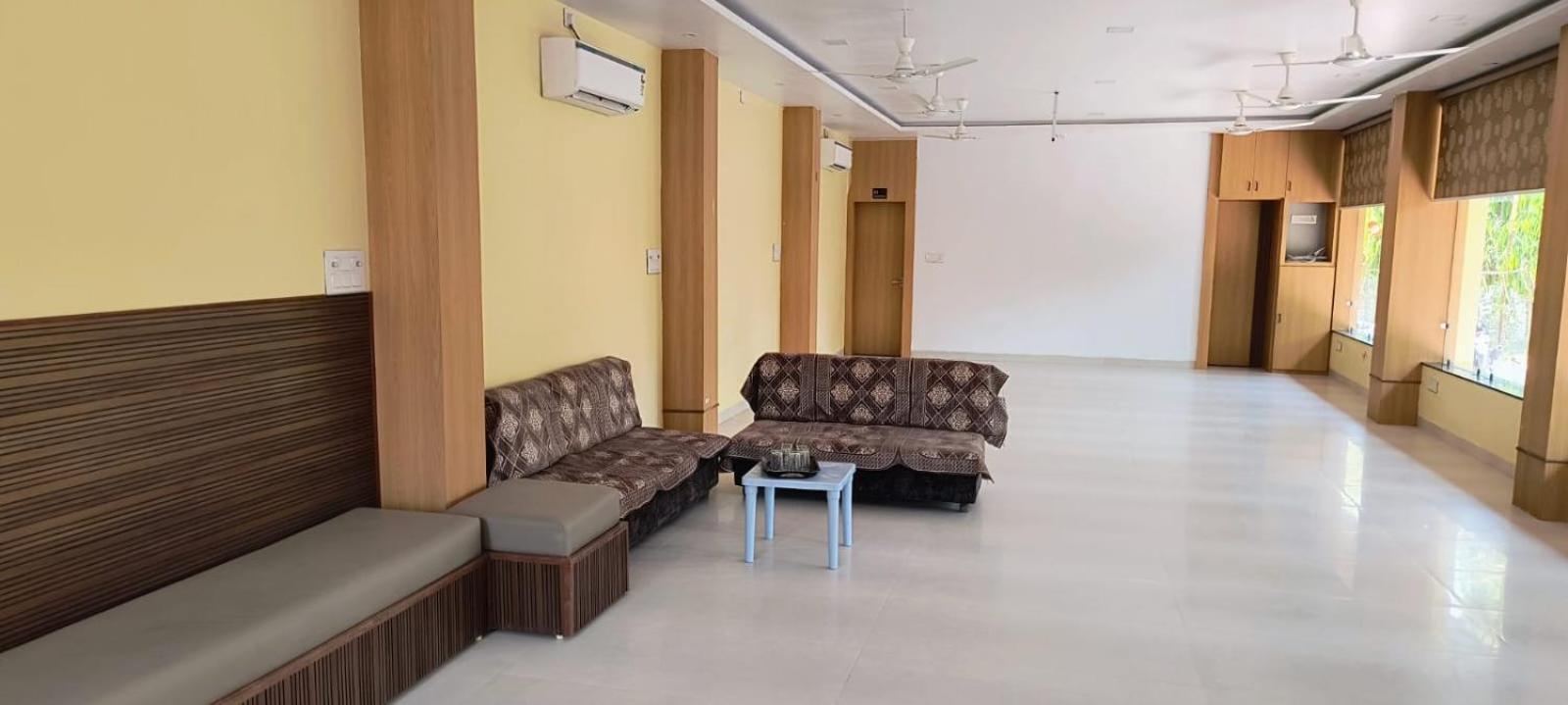 Hotel Satyam Shajapur 外观 照片