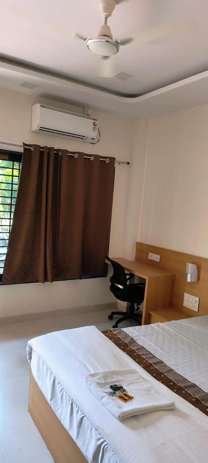 Hotel Satyam Shajapur 外观 照片